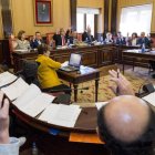 Una de las votaciones realizadas en el Pleno de ayer en San Marcelo. F. OTERO PERANDONES