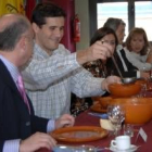 Castresana se sirve la sopa del cocido, mientras conversa con el presidente de la Casa León