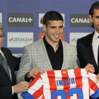 Emiliano Insua, durante su presentación con el Atlético.