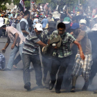 Simpatizantes de Mursi trasladan a un compañero disparado por el Ejército egipcio.