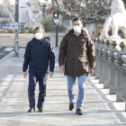 El alcalde de Madrid, José Luis Martínez-Almeida, de paseo por León junto al secretario provincial David Fernández, recorre el Puente de los Leones. MARCIANO PÉREZ