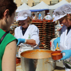 La Alubiada, bajo la dirección del chef Paco Rubio, alma mater del evento, convertirá la plaza Mayor en una enorme cocina al aire libre. Los fogones empezarán a caldearse desde bien temprano para que a las 13.30 arranque el reparto que, en esta ocasión, e