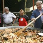 José Montilla, participó ayer en la elaboración de una paella popular
