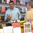Pedro Sánchez, este jueves en la Feria del Libro de Madrid.