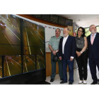 Las delegaciones asturiana y leonesa observan las pantallas gigantes que controlan el  túnel de El Negrón (4,2 kilómetros).