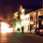 El piquete obligó al transportista de carbón a frenar con una barricada ardiendo.