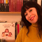 Emilia Laura Arias Domínguez en su casa de Bilbao con el libro ‘La abuelita de chocolate’. DL