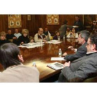 El alcalde, el vicealcalde y los ediles de Participación Ciudadana y Vivienda explicaron a los casi