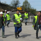 Los especialistas asiáticos, acudiendo ayer a probar la maquinaria de obra civil.