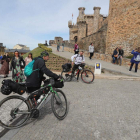 Cicloturistas ante el Castillo de Ponferrada. L. DE LA MATA
