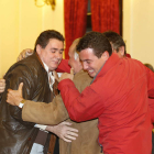 El celador, abrazado por su familia en noviembre de 2013, tras su absolución en la Audiencia.