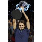 Federer levanta el trofeo de campeón en la Copa Masters.