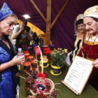 Isabel Carrasco se interesa por los productos expuestos en los stands de los centros.