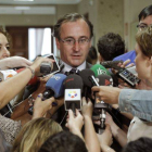 El portavoz parlamentario del PP, Alfonso Alonso, en declaraciones a los medios a su llegada a la reunión de la Diputación Permanente, esta mañana en el Congreso de los Diputados.
