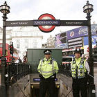 Dos policía delante de la parada de metro de Piccadily Circus en Londres