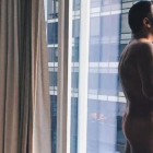 Jorge Javier Vázquez agita las redes con su desnudo en la habitación de su hotel en Nueva York.