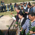La ofrenda floral fue a las orillas del Sil, en la pasarela peatonal junto al puente del Ferrocarril.