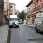 Los nuevos estacionamientos se crearán desde la furgoneta de la izquierda al final de la calle