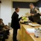Uno de los titulados recibe en San Andrés el diploma del curso de la Uned