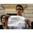 Íñigo Errejón muestra un plano con la distribución de los escaños en el hemiciclo del Congreso, ayer.