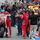 El piloto español de Moto GP, Jorge Lorenzo, se abraza a los miembros de su epuipo tras finalizar su última carrera despues de anunciar su desdedida, en el circuito "Ricardo Tormo" de Cheste (Valencia) donde se ha celebrado la última prueba del mundial de motociclismo.EFE/ Kai Försterling