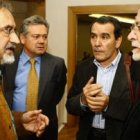 José Enrique Martínez, José Antonio Domínguez y Nicolás Miñambres conversan con José María Merino an