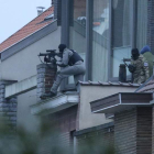 Agentes toman posiciones durante la operación policial de ayer en Bruselas. OLIVIER HOSLET