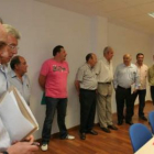 Algunos de los alcaldes, antes de la reunión en la Cámara de Comercio de Ponferrada.