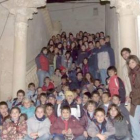 El grupo de niños, procedentes de Valladolid, junto con sus monitores en el castillo