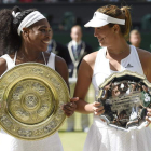 Serena Williams y Garbiñe Muguruza, sonrientes tras la final de Wimbledon.