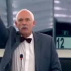 El eurodiputado polaco Janusz Korwin-Mikke haciendo el saludo nazi en uno de los plenos del Parlamento Europeo