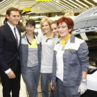 Albert Rivera durante la visita de hoy a la planta de Opel en Figueruelas (Zaragoza).