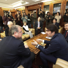 Silván y Suárez-Quiñones, en primer término, con el resto de los organizadores de la cita. RAMIRO