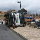 Así quedó el vehículo del Ayuntamiento mientras su grúa izaba una enorme piedra.