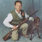 Pedro Cabezas, campeón provincial de caza en el 2003, posa junto a uno de sus perros