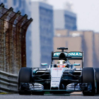 Lewis Hamilton, de Mercedes AMG, pilotando su monoplaza ayer en el circuito de Shanghái.