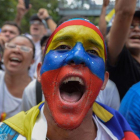 Un participante en la marcha de oposición a Maduro.