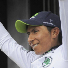 El ciclista colombiano Nairo Quintana, del Movistar, viste en el podium el maillot blanco de mejor joven tras disputar la 18ª etapa del Tour de Francia, entre las localidades de Gap y L'Alpe d'Huez, en Francia, hoy, jueves 18 de julio de 2013.