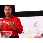 Joan Capdevila fue el encargado de extraer las bolas y decidió el rival de la Deportiva en esta eliminatoria. RAQUEL P. VIECO