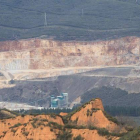 La explotación, sin permiso ambiental y con orden de paralización judicial, afecta ya a más de 63 hectáreas frente a Las Médulas.