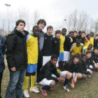 El equipo de menores subsaharianos posó junto al Club Deportivo Flores del Sil antes del encuentro