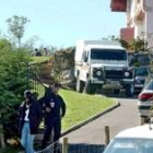 Efectivos policiales junto a la casa de Urrugne, donde se registró ayer uno de zulos de ETA