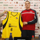 Mortellaro, entre Joaquín Rodríguez y De Grado, con el número seis que lucirá en Baloncesto León.