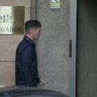 El alcalde en funciones de Villablino, Mario Rivas, entrando a los juzgados. FERNANDO OTERO