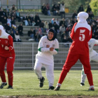 Jugadoras del equipo nacional de fútbol femenino de Irán en un partido en Teherán, en 2006