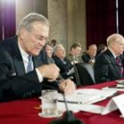 El secretario de defensa estadounidense, Rumsfeld, en una reunión