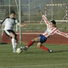 Roberto, a la derecha, pugna por un balón con un defensor del equipo salmantino