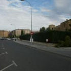 La avenida de los Peregrinos se enclava entre el edificio de la Junta y el hostal de San Marcos