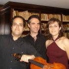 Teresa Valiente y Adolfo Rascón forman junto a Bruno Belthoise (en el medio) el Trío Pangea.