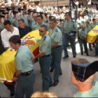 Los féretros con los cuerpos de los dos guardias civiles son llevados a hombros por sus compañeros